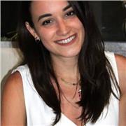 Docente di economia impartisce lezioni a studenti frequentanti istituti superiori. Cordiale, disponibile e paziente